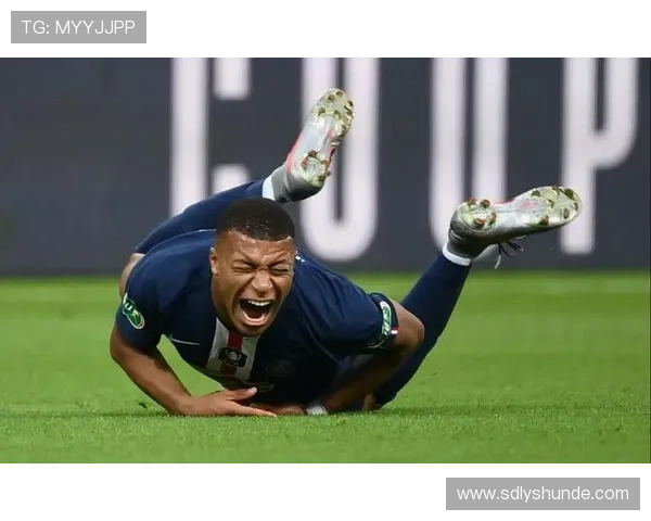 足球明星搞笑瞬间歪嘴喝水视频引发网友热议与模仿挑战