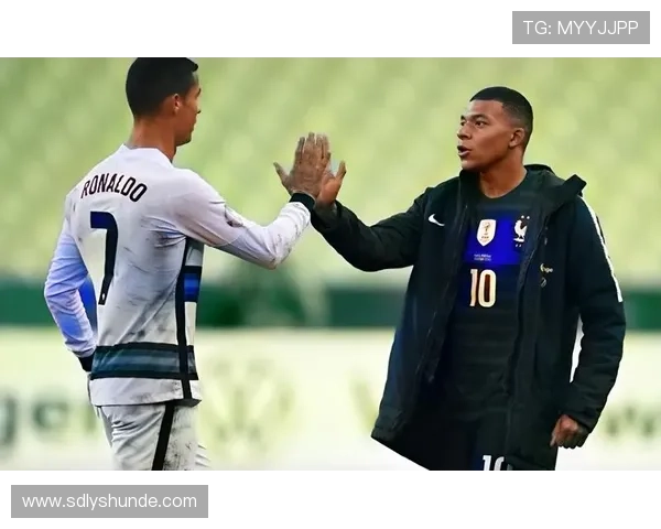 足球巨星与影视明星的跨界邂逅引发的热议与精彩瞬间