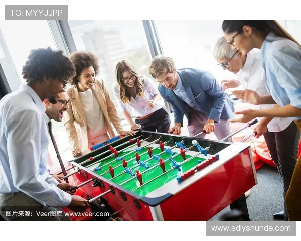 与足球明星共享美好时光的餐桌瞬间,感受运动与美食的完美结合 与足球明星共享美好时光的餐桌瞬间,感受运动与美食的完美结合